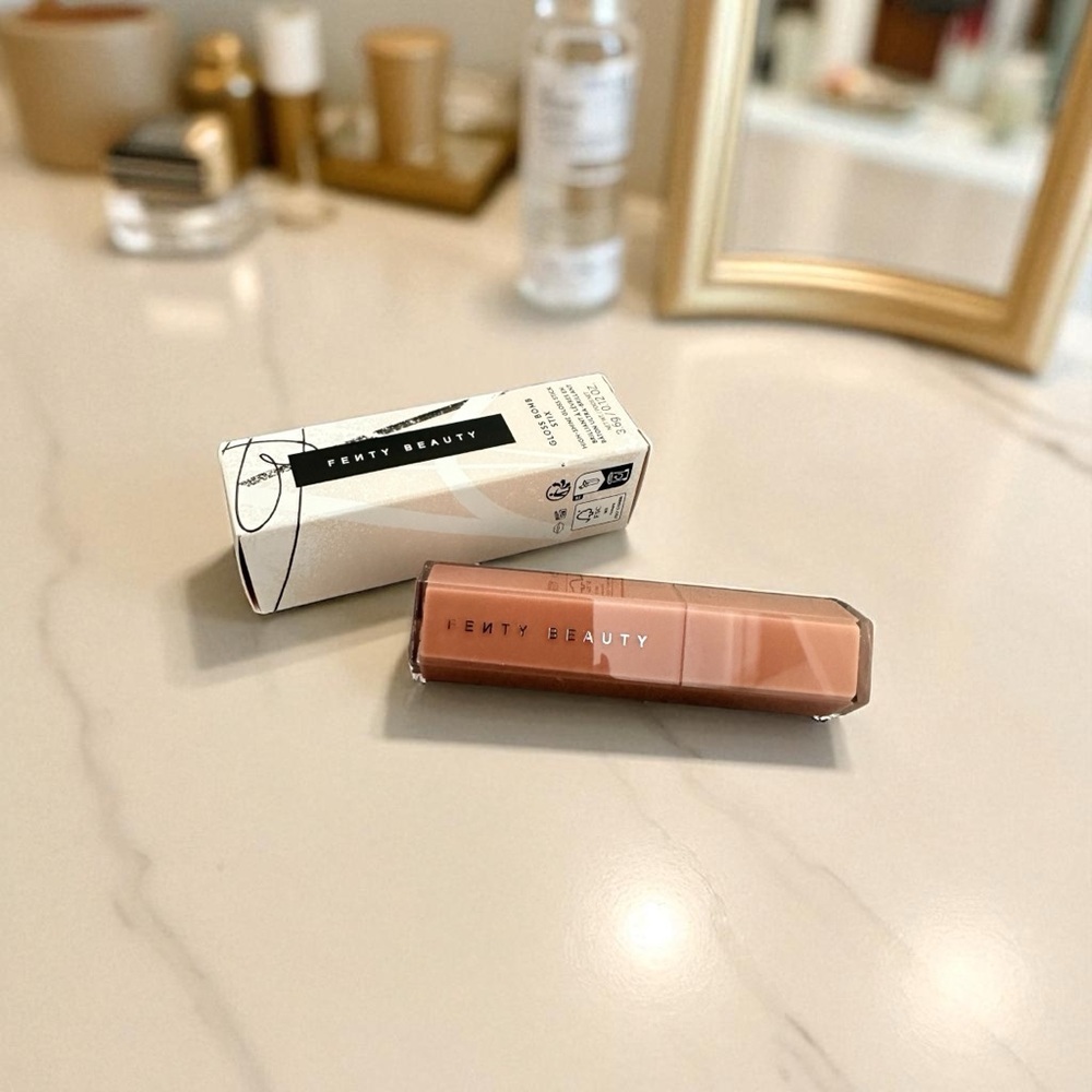 [MAKEUP] Fenty Beauty Lip Gloss | Standard Size | Universal Shade | BNIB - Picture 5 of 7